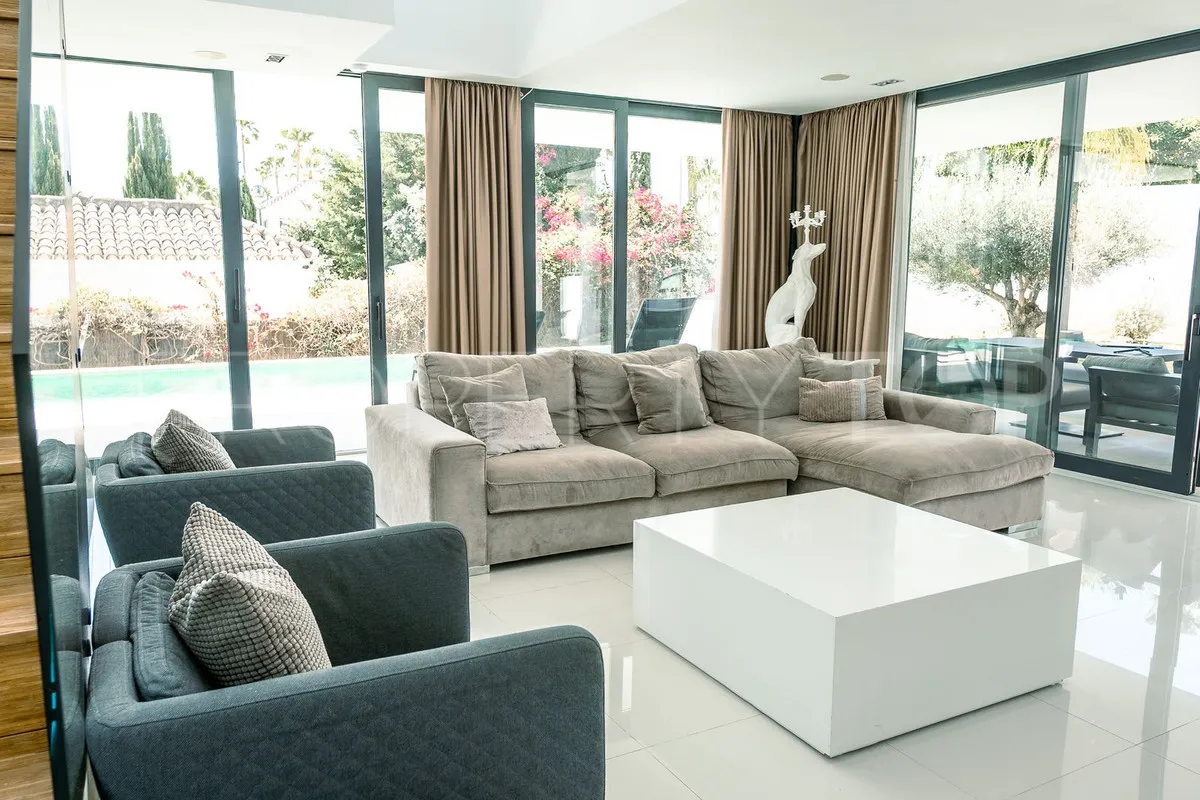 Villa for sale in Nueva Andalucia