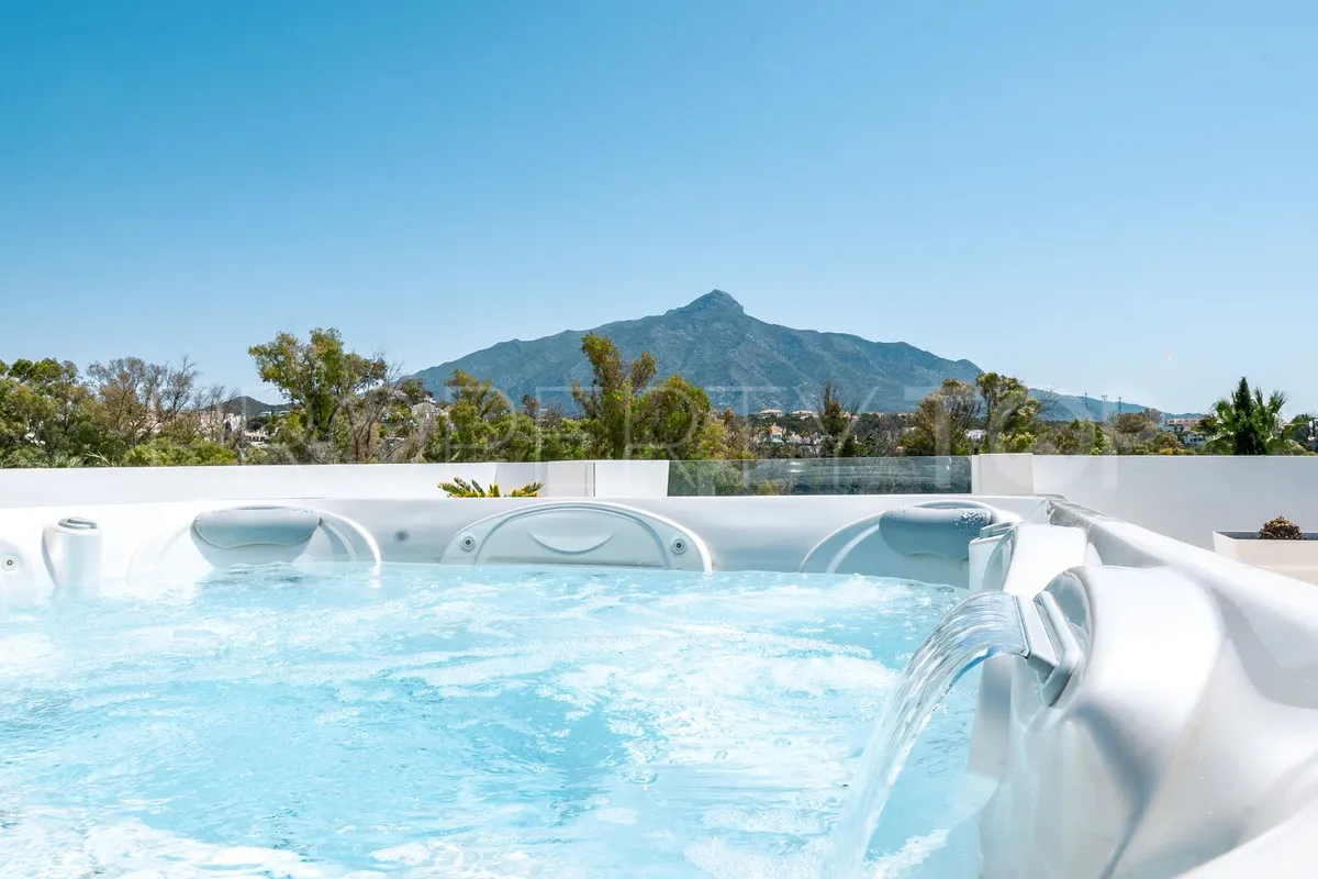 Villa for sale in Nueva Andalucia