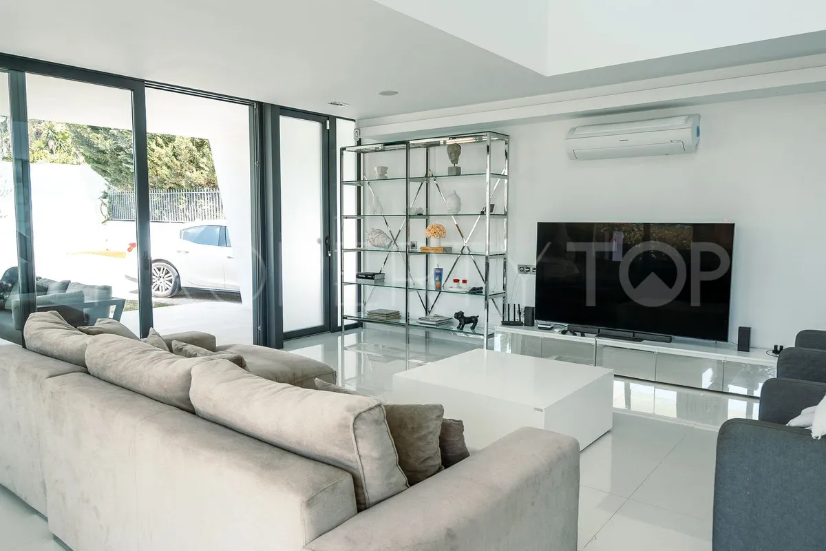 Villa for sale in Nueva Andalucia