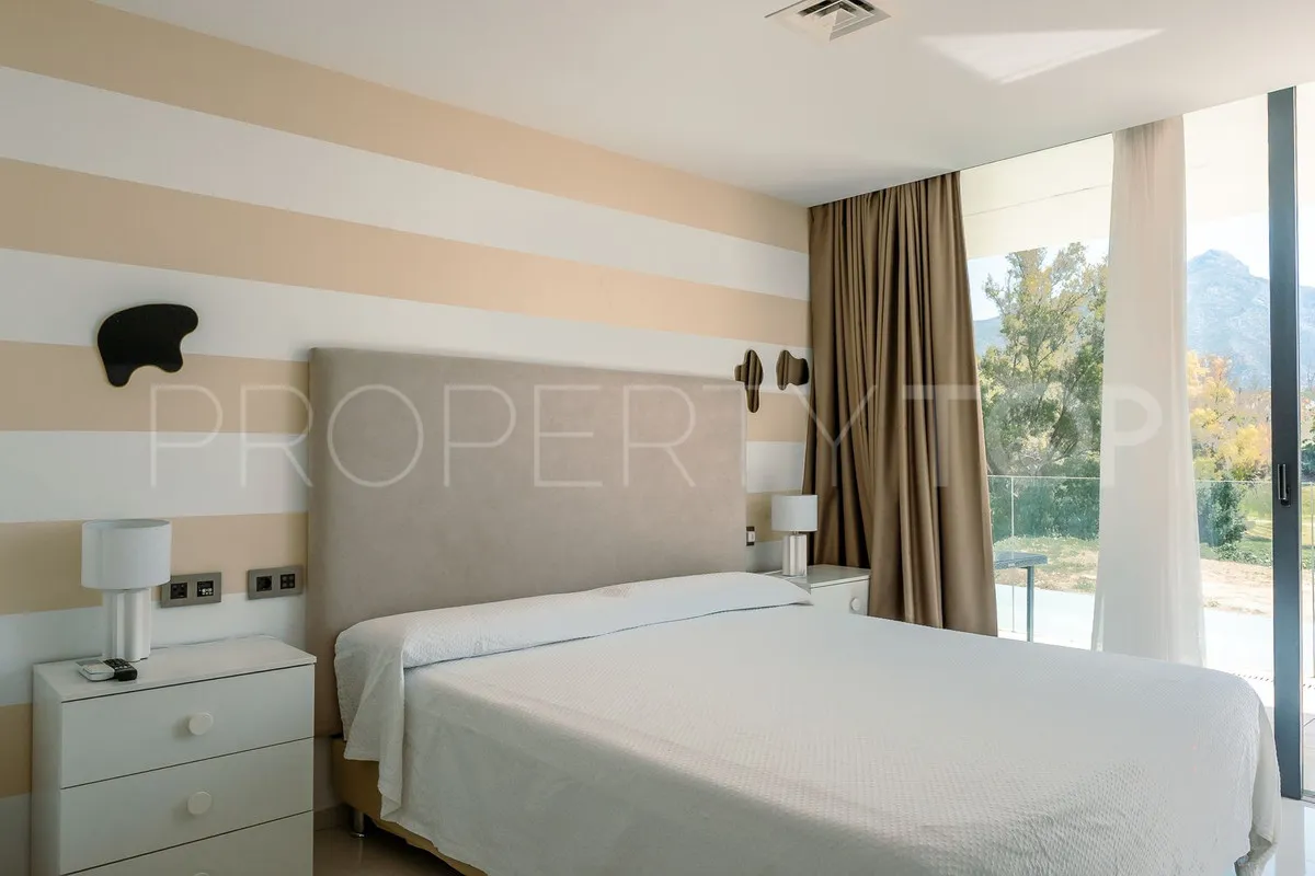 Villa for sale in Nueva Andalucia