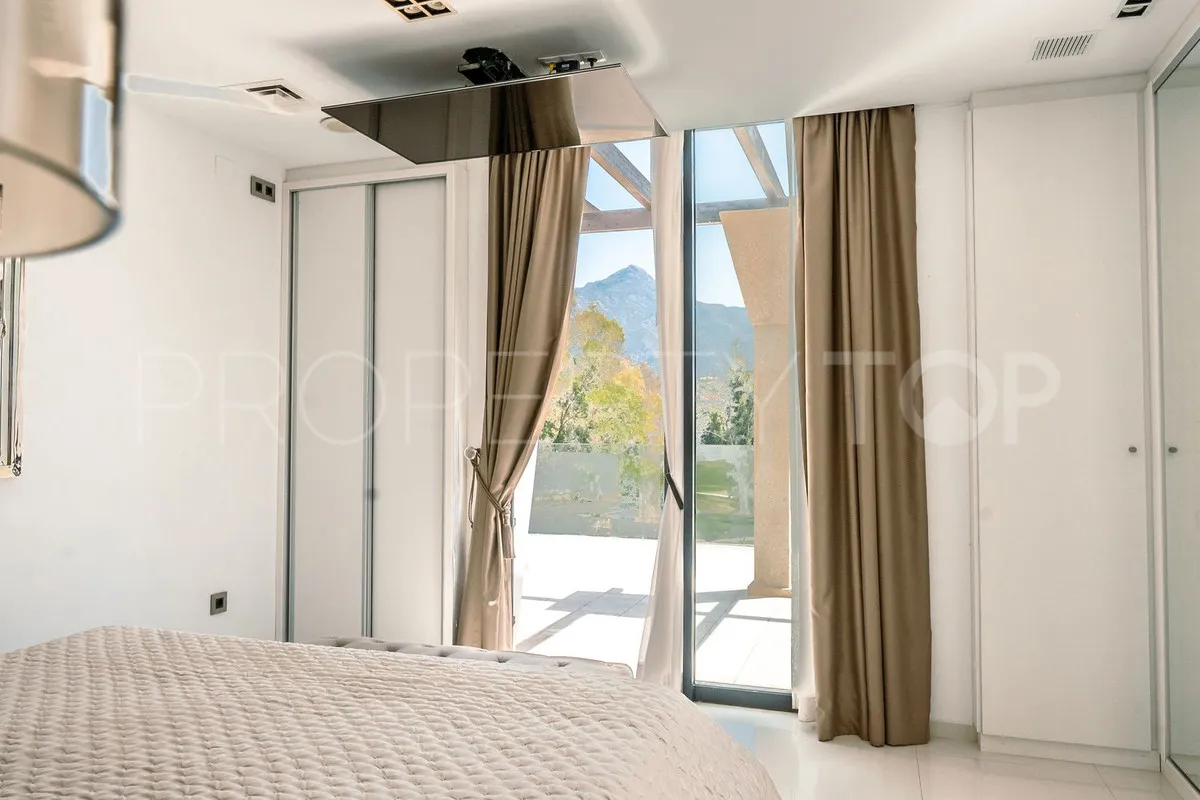 Villa for sale in Nueva Andalucia