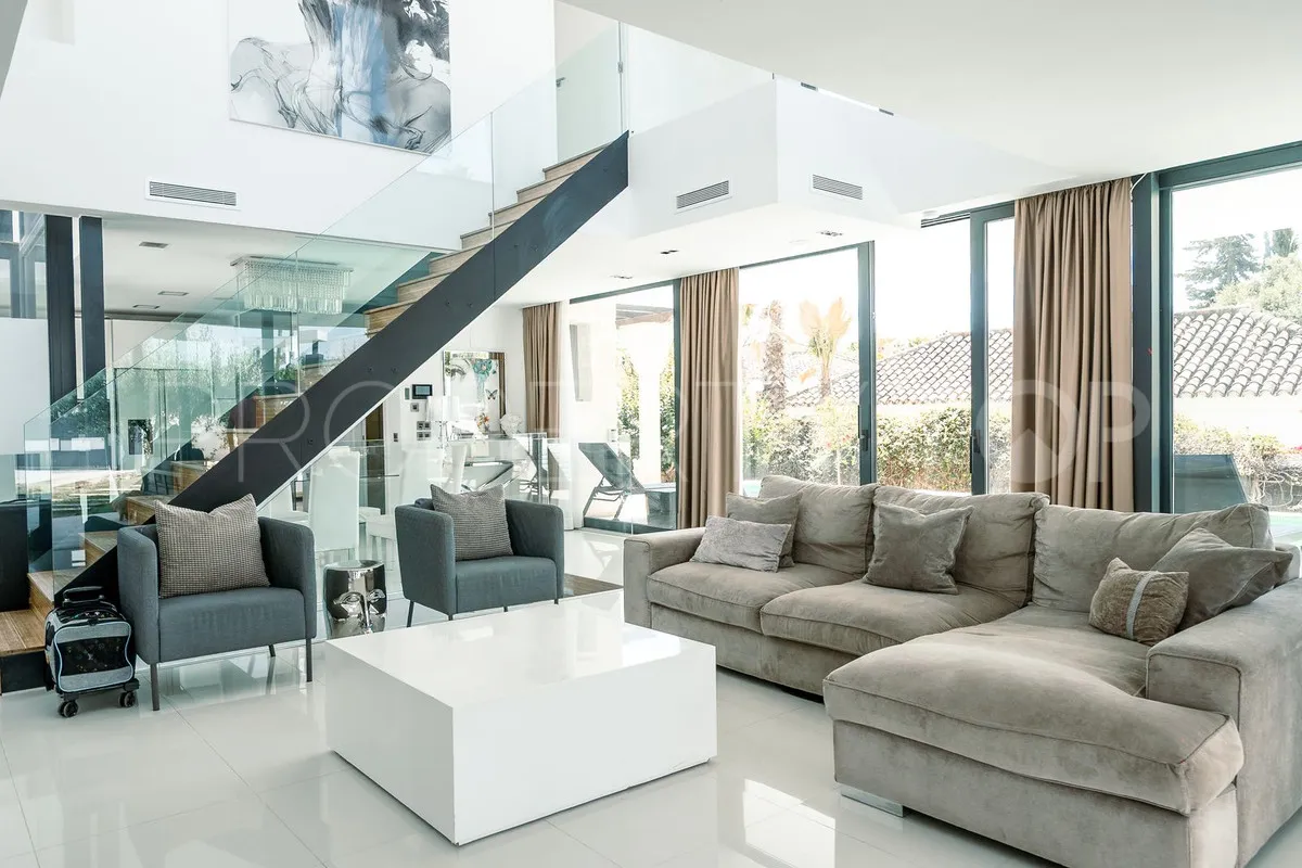 Villa for sale in Nueva Andalucia