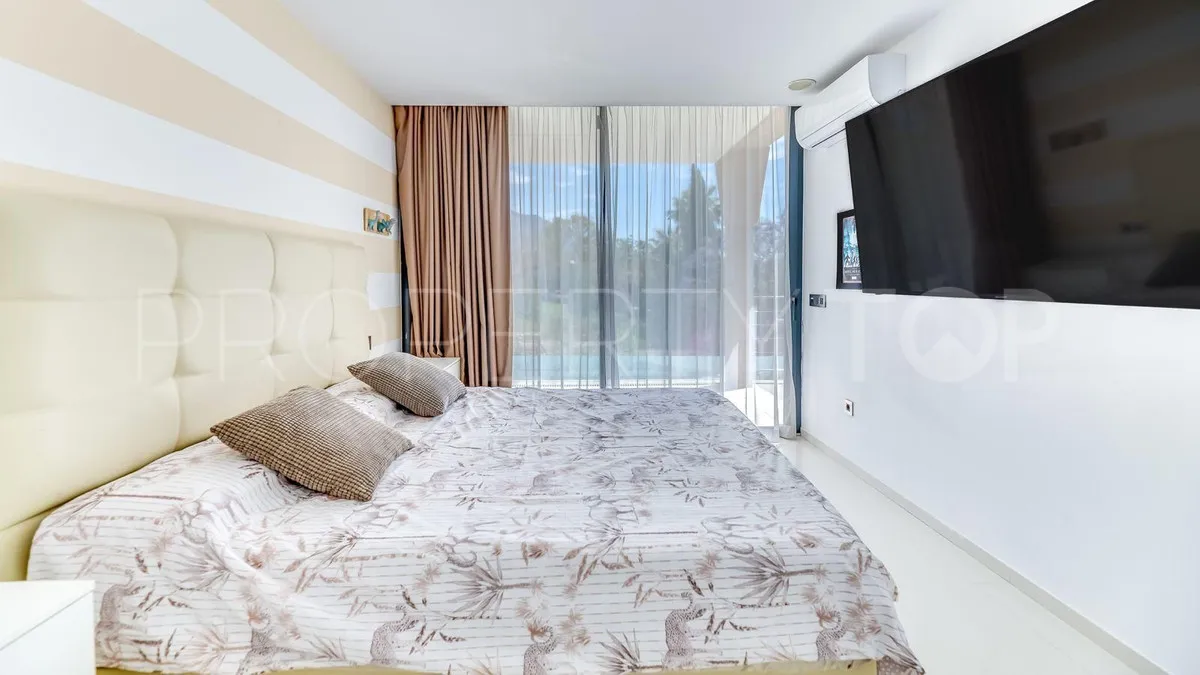 Villa for sale in Nueva Andalucia
