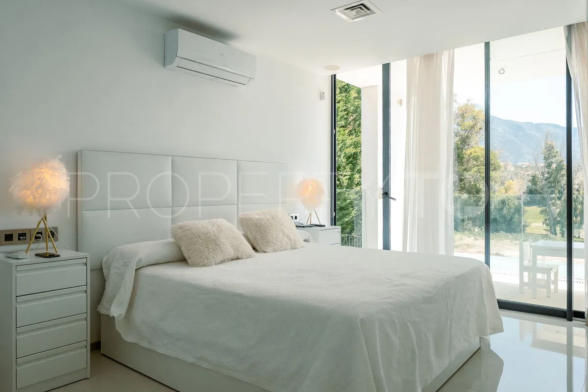 Villa for sale in Nueva Andalucia