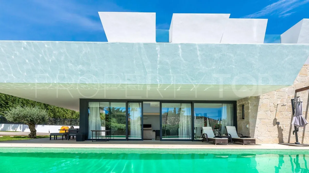 Villa for sale in Nueva Andalucia