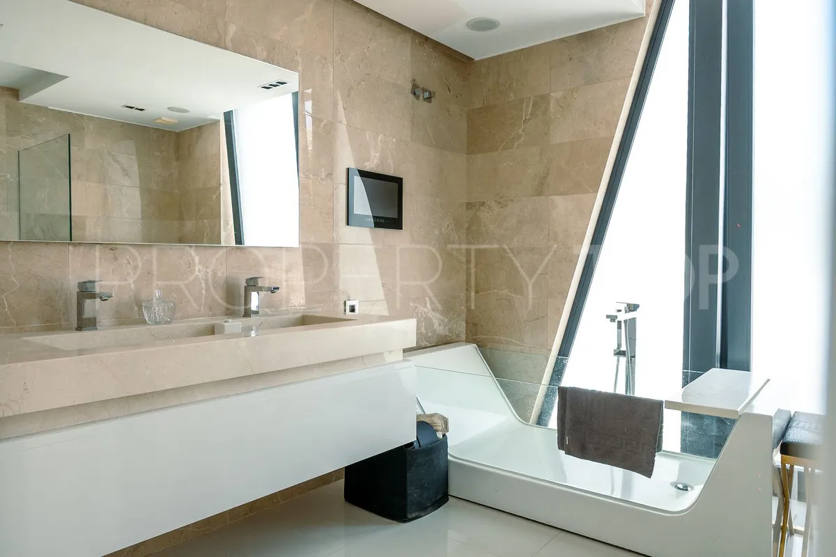 Villa for sale in Nueva Andalucia