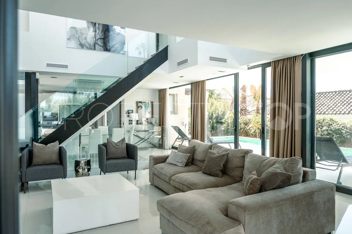 Villa for sale in Nueva Andalucia