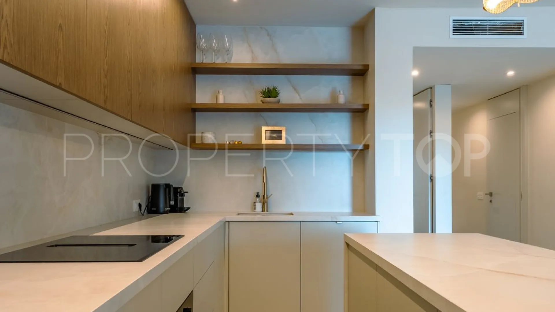 Apartamento planta baja en venta en Aloha con 2 dormitorios