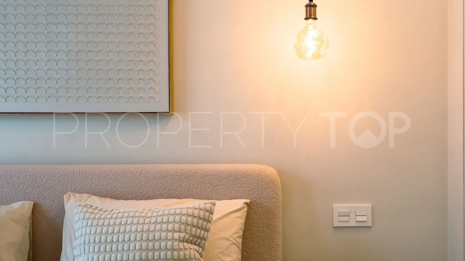 Apartamento planta baja en venta en Aloha con 2 dormitorios