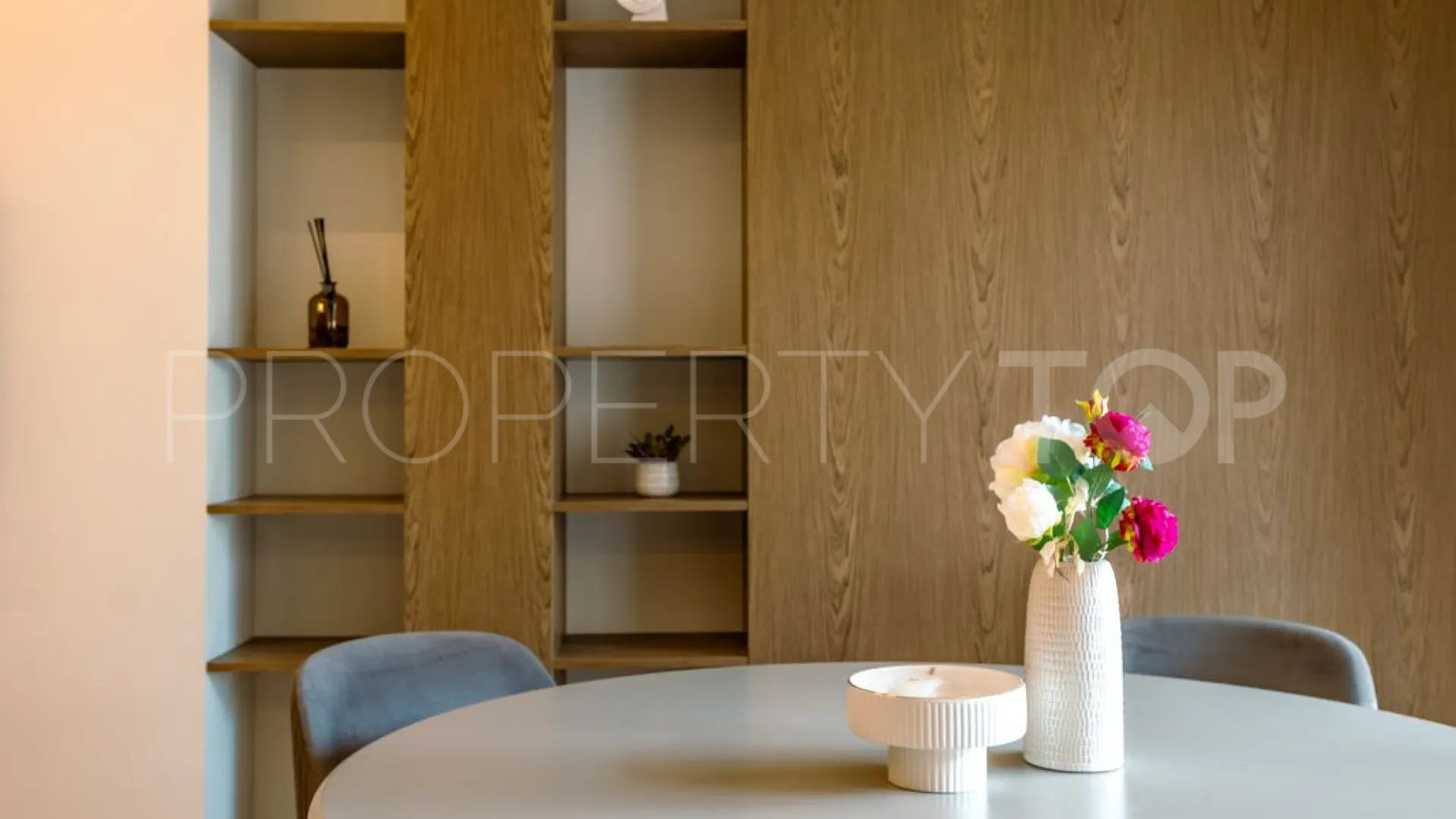 Apartamento planta baja en venta en Aloha con 2 dormitorios