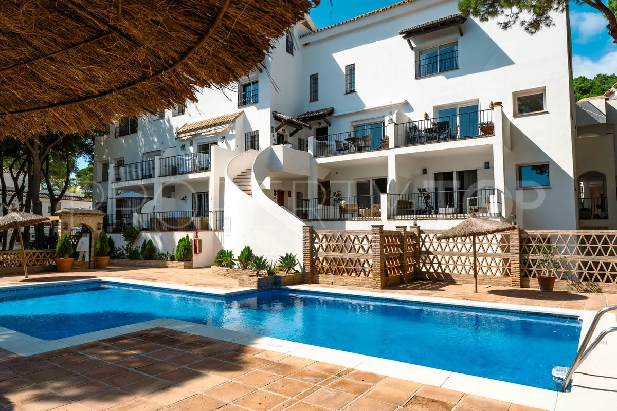 Apartamento planta baja en venta en Aloha con 2 dormitorios