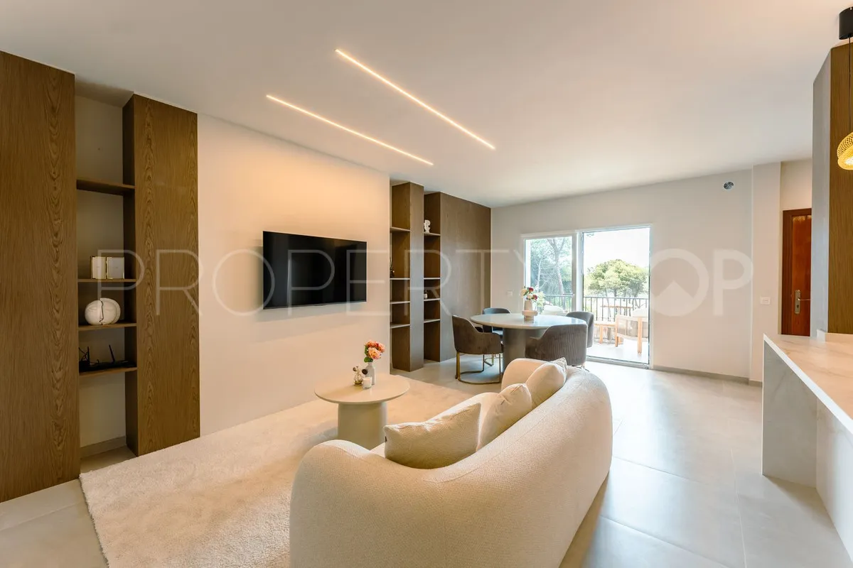 Apartamento planta baja en venta en Aloha con 2 dormitorios