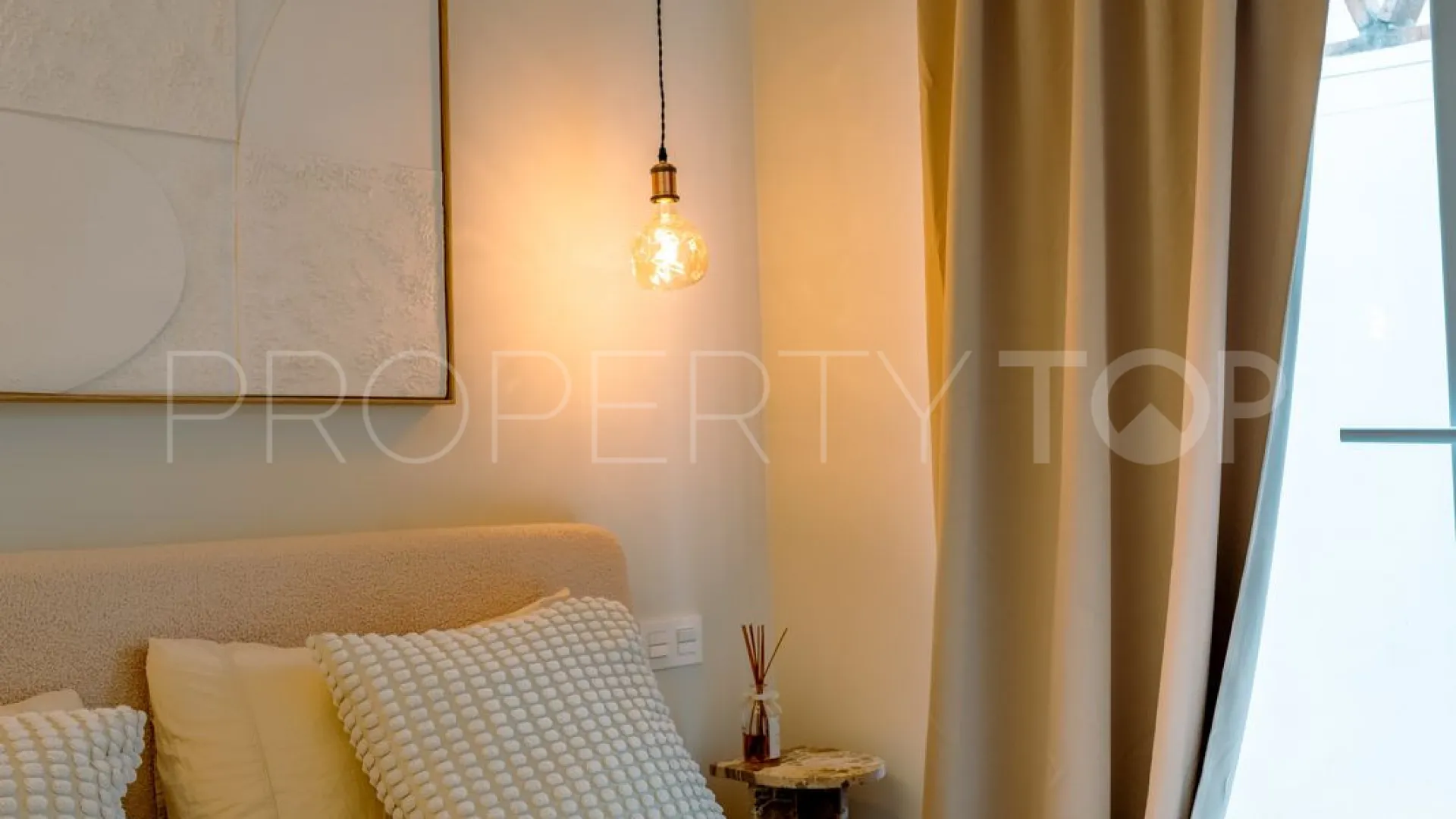 Apartamento planta baja en venta en Aloha con 2 dormitorios