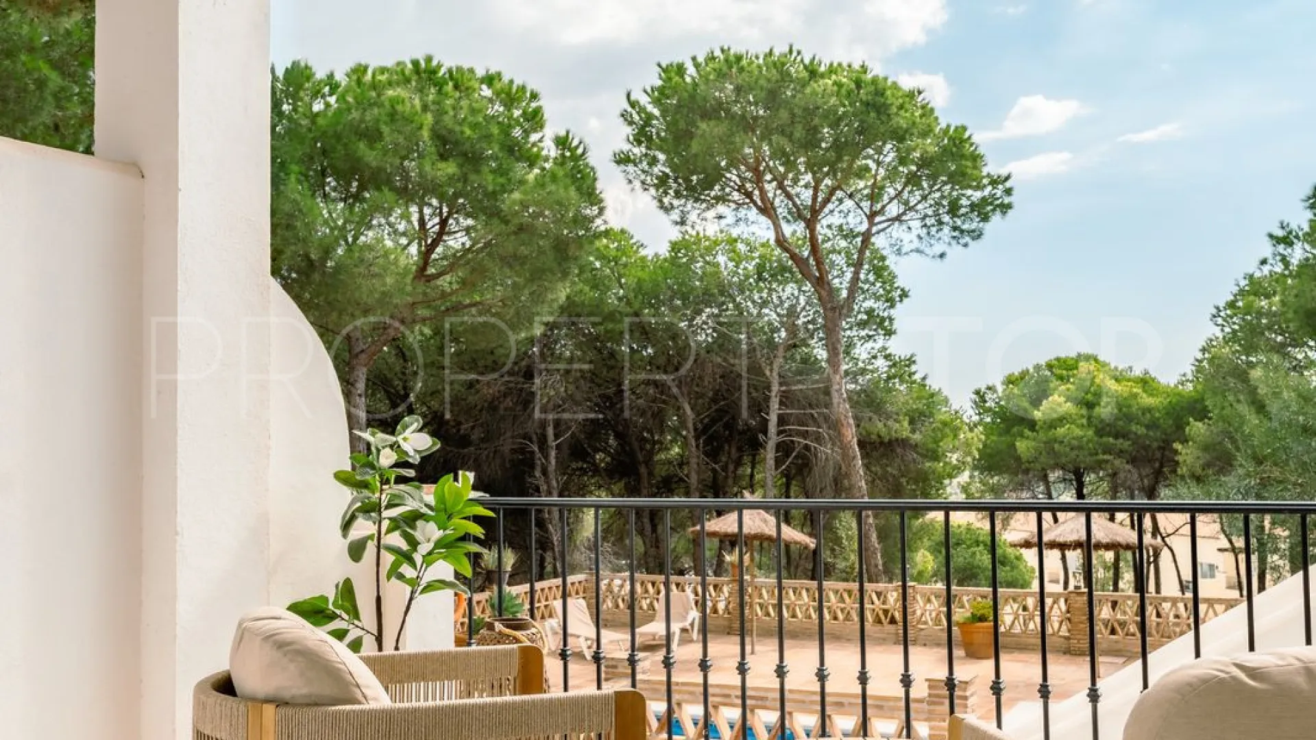 Apartamento planta baja en venta en Aloha con 2 dormitorios