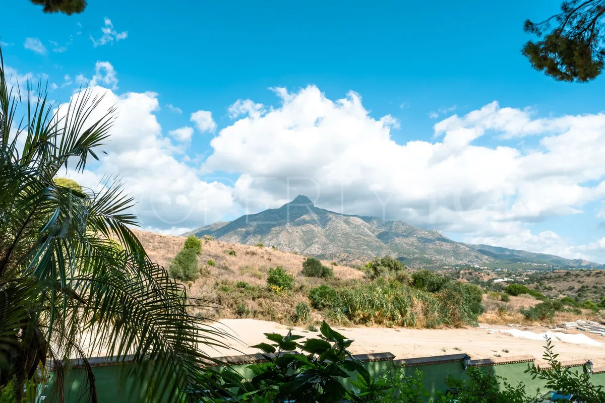 Apartamento planta baja en venta en Aloha con 2 dormitorios