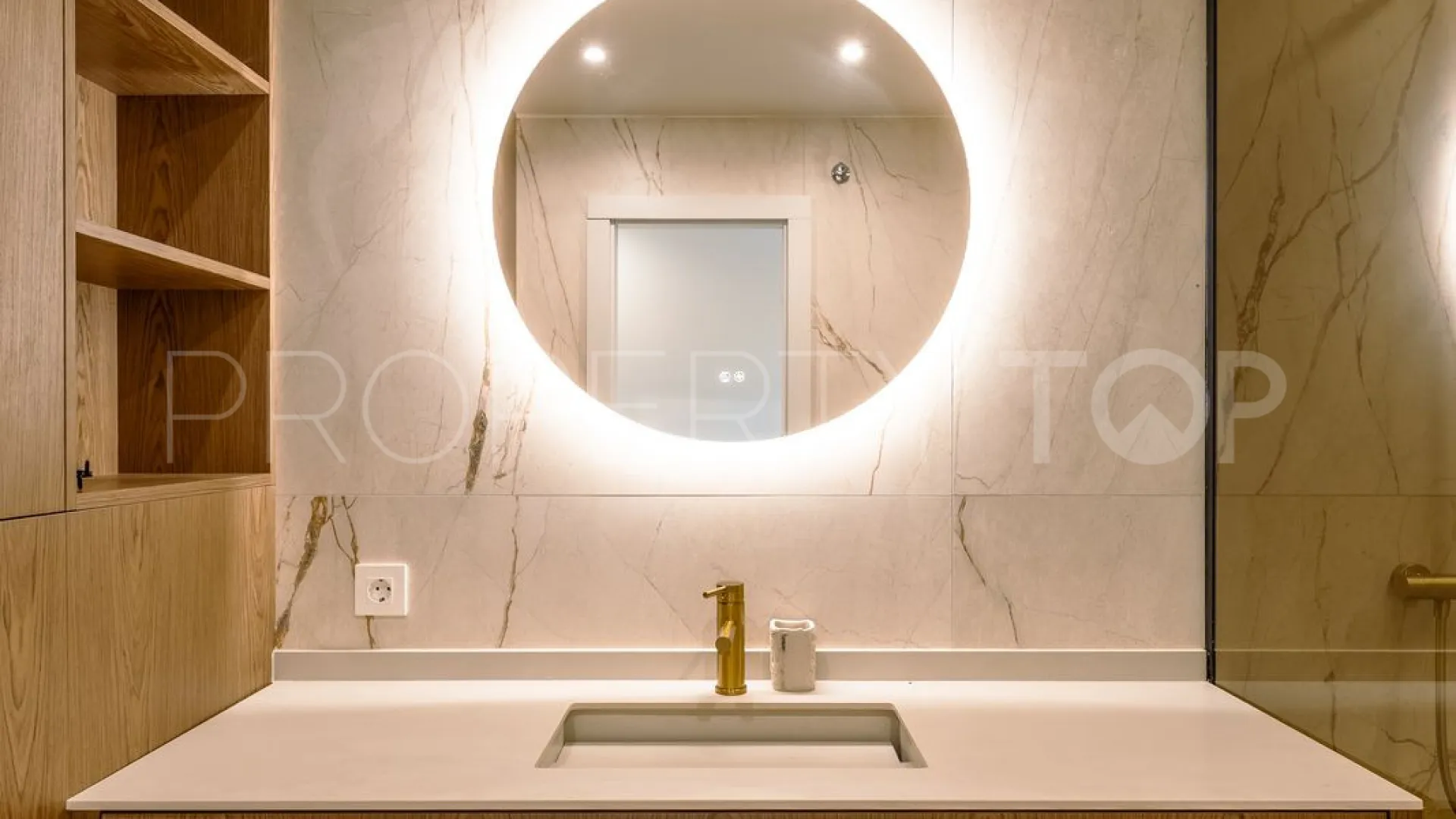Apartamento planta baja en venta en Aloha con 2 dormitorios