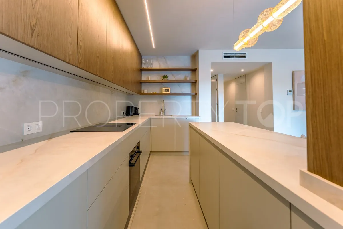 Apartamento planta baja en venta en Aloha con 2 dormitorios