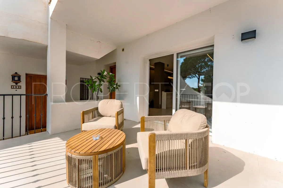 Apartamento planta baja en venta en Aloha con 2 dormitorios