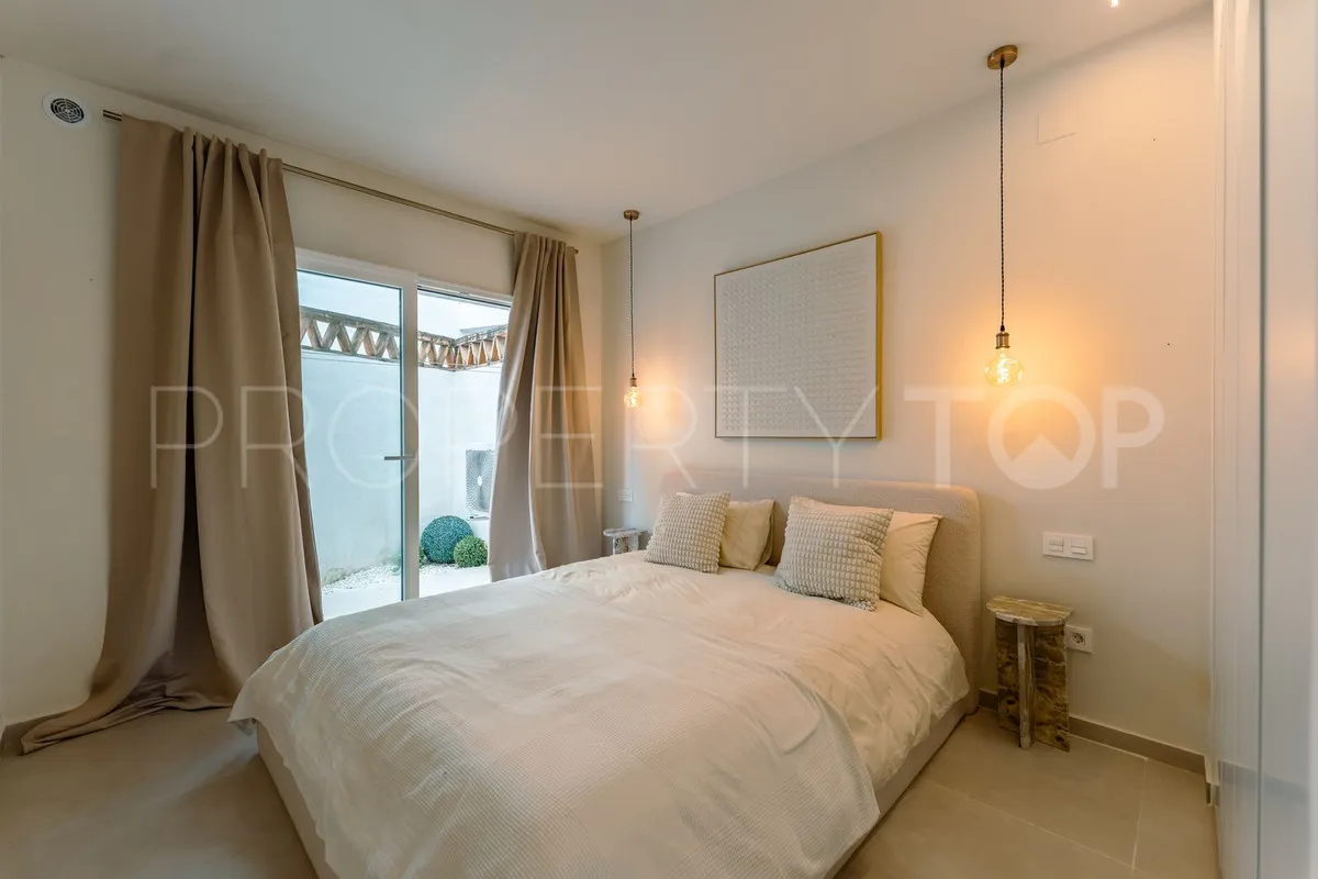 Apartamento planta baja en venta en Aloha con 2 dormitorios