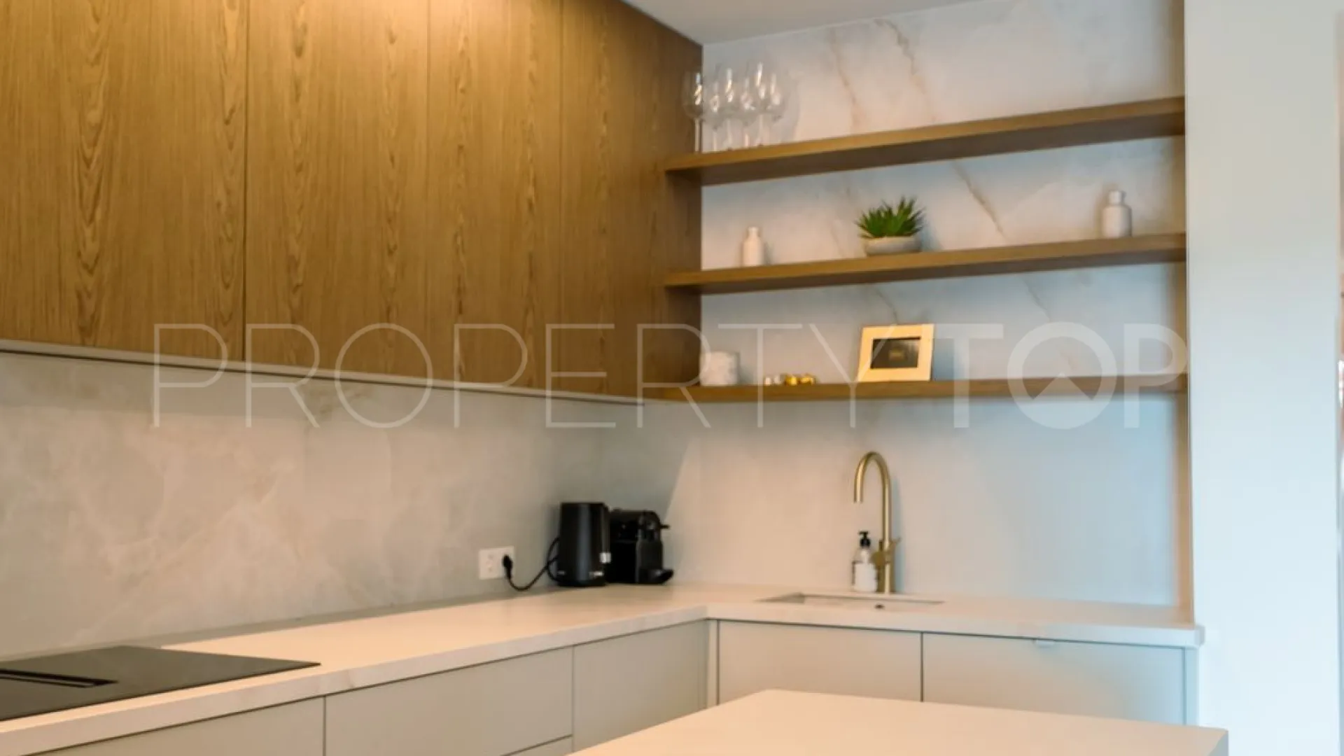 Apartamento planta baja en venta en Aloha con 2 dormitorios