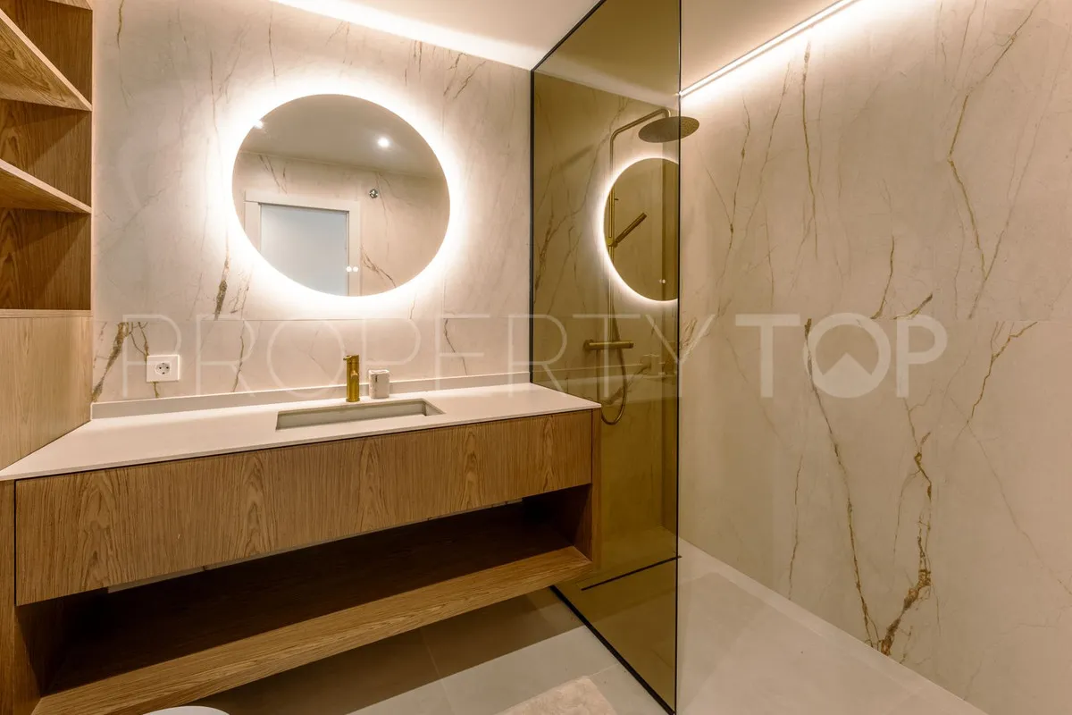 Apartamento planta baja en venta en Aloha con 2 dormitorios
