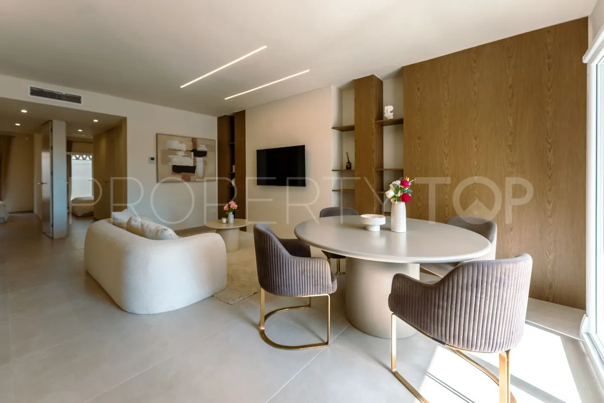 Apartamento planta baja en venta en Aloha con 2 dormitorios