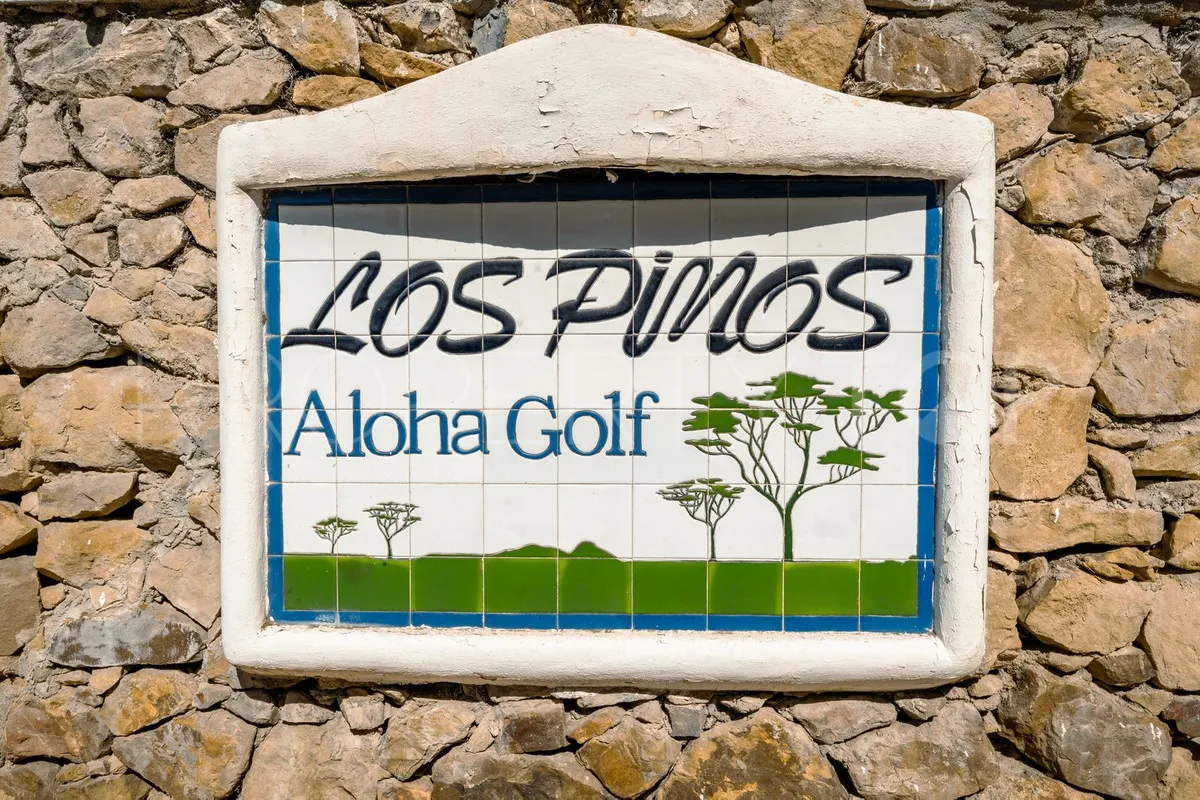 Apartamento planta baja en venta en Aloha con 2 dormitorios