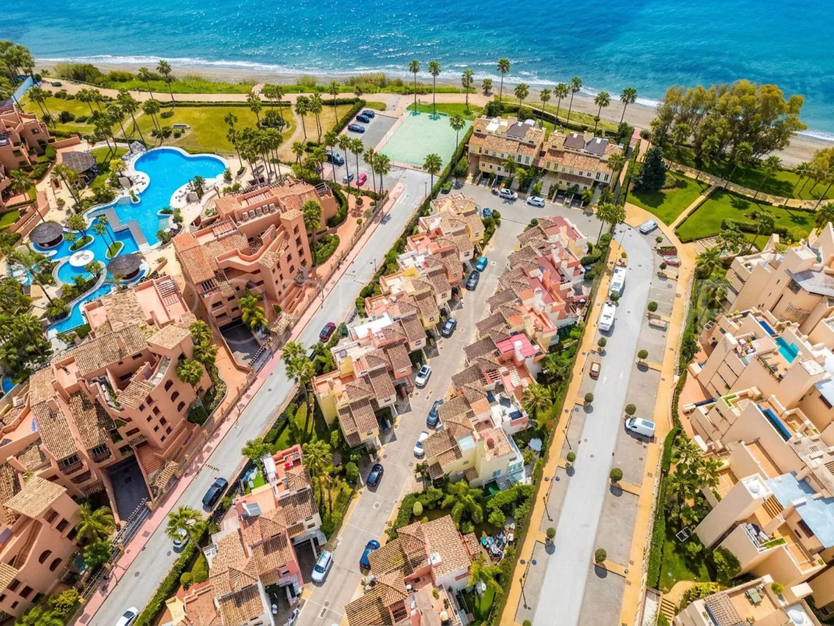 Adosado con 4 dormitorios en venta en New Golden Mile