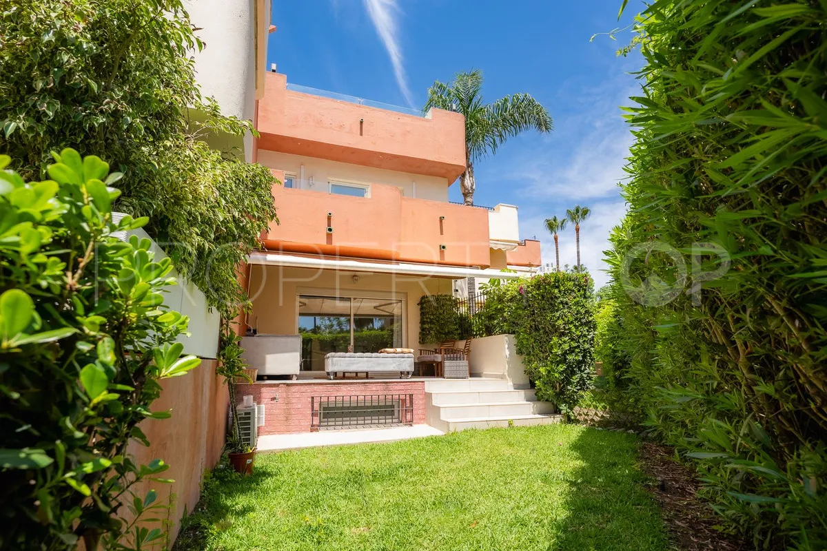 Adosado con 4 dormitorios en venta en New Golden Mile