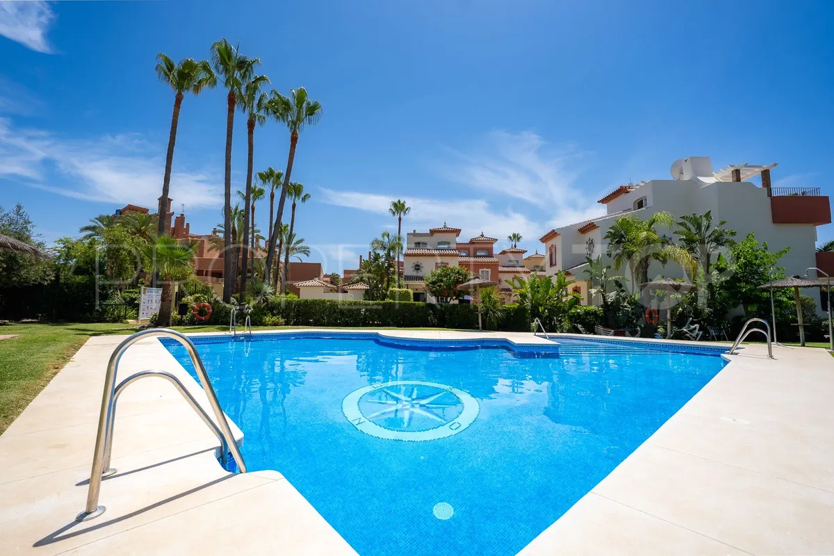 Adosado con 4 dormitorios en venta en New Golden Mile