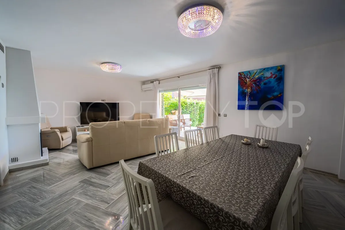 Adosado con 4 dormitorios en venta en New Golden Mile