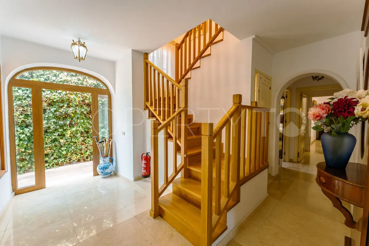 Buy villa with 4 bedrooms in San Pedro de Alcantara