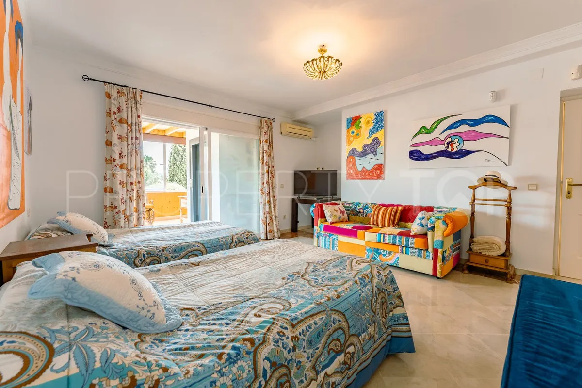 Buy villa with 4 bedrooms in San Pedro de Alcantara