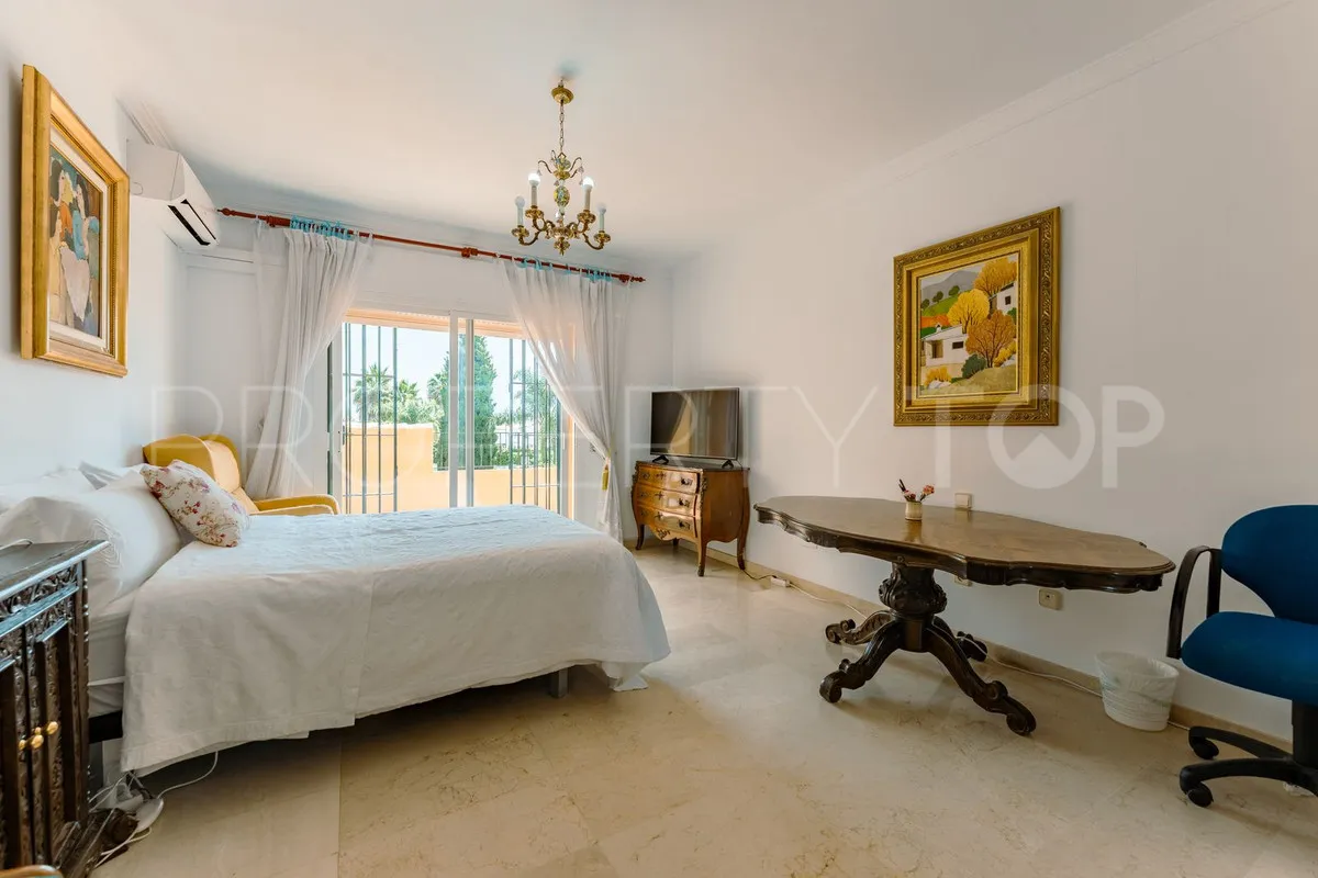 Buy villa with 4 bedrooms in San Pedro de Alcantara