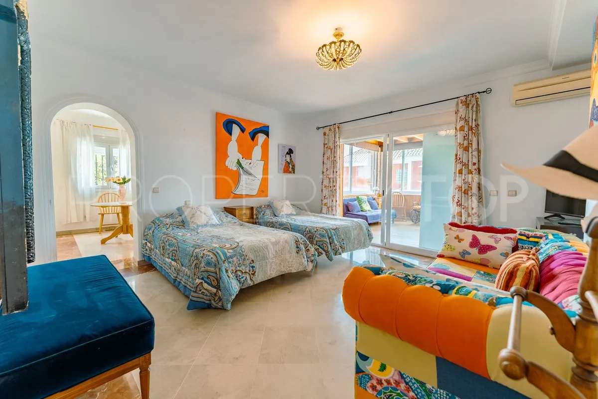 Buy villa with 4 bedrooms in San Pedro de Alcantara