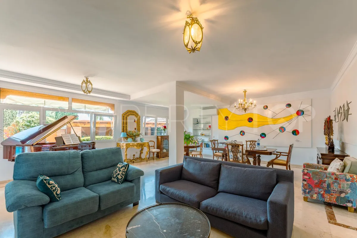 Buy villa with 4 bedrooms in San Pedro de Alcantara