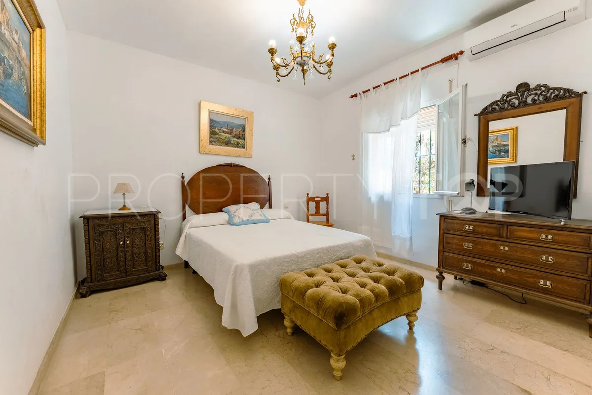 Buy villa with 4 bedrooms in San Pedro de Alcantara