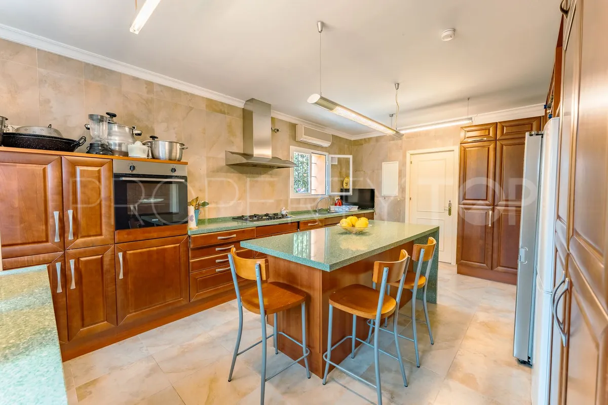 Buy villa with 4 bedrooms in San Pedro de Alcantara