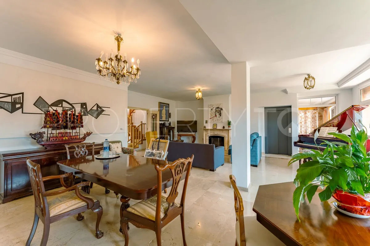 Buy villa with 4 bedrooms in San Pedro de Alcantara