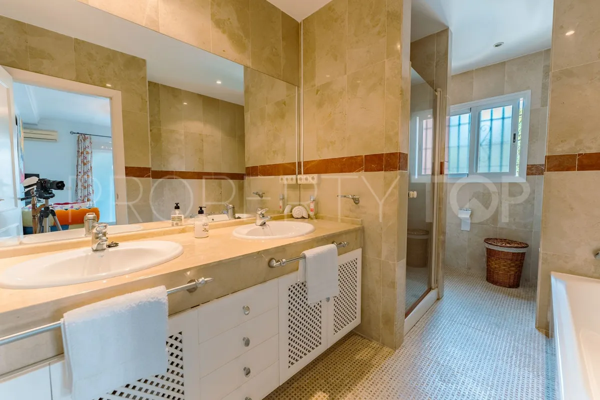 Buy villa with 4 bedrooms in San Pedro de Alcantara