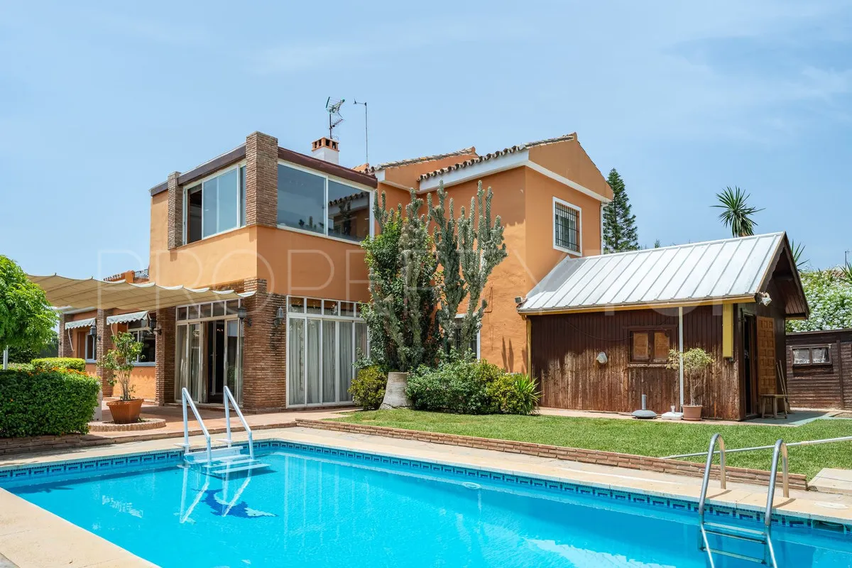 Buy villa with 4 bedrooms in San Pedro de Alcantara