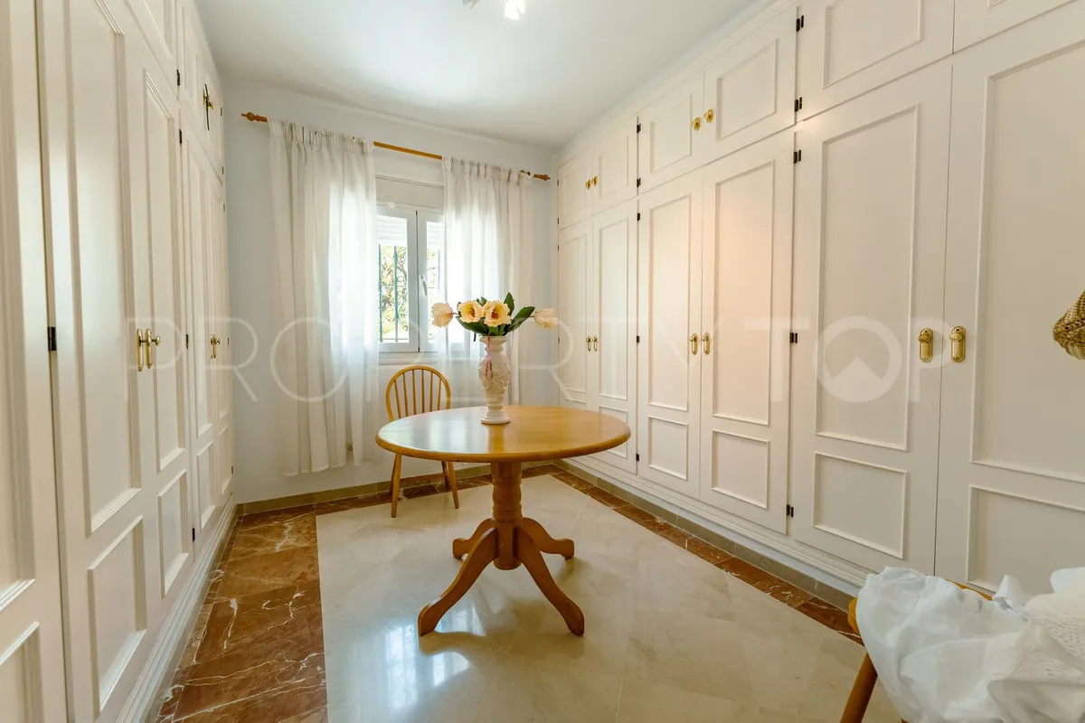 Buy villa with 4 bedrooms in San Pedro de Alcantara