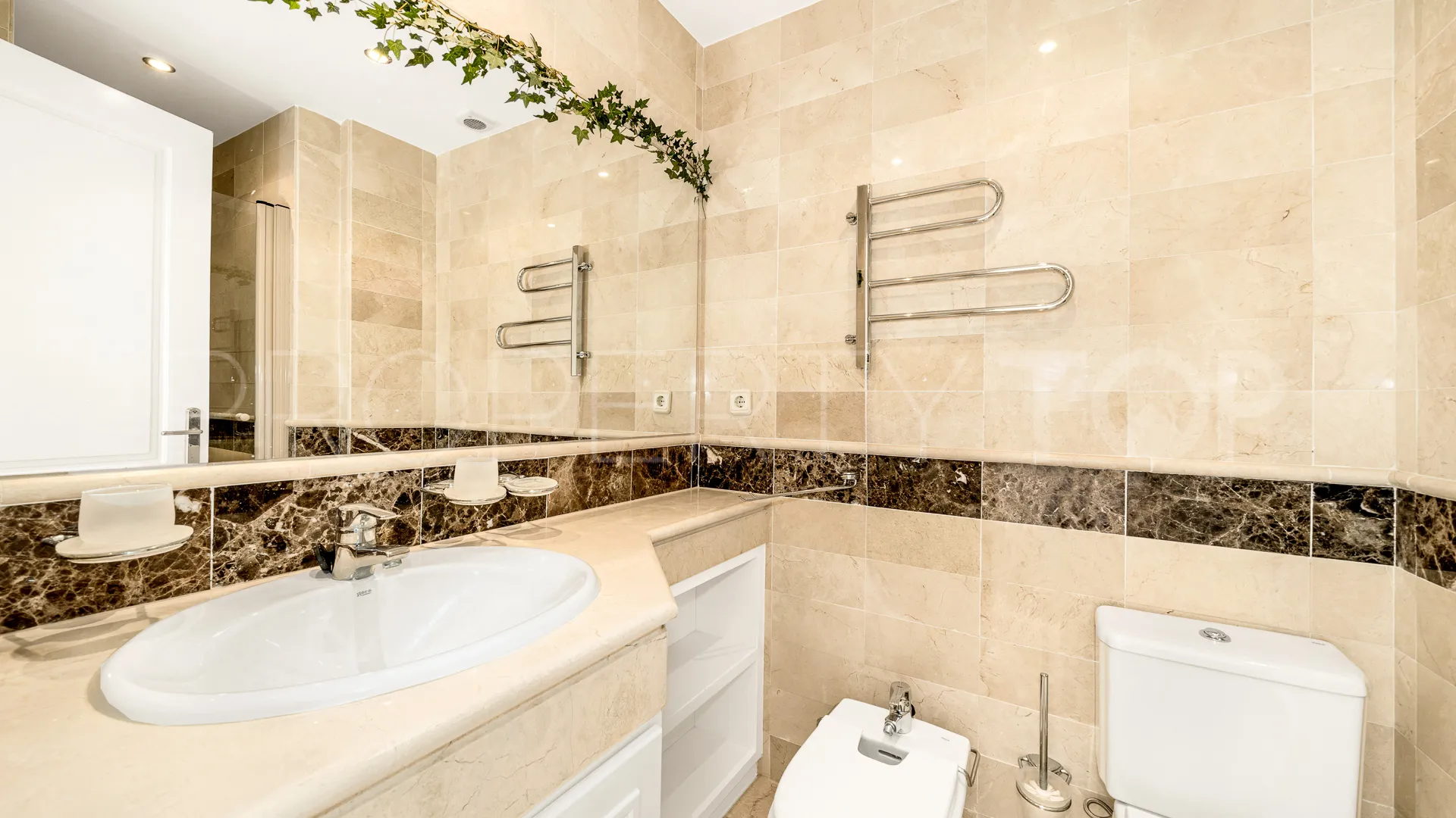 Apartment for sale in Elviria Hills with 3 bedrooms