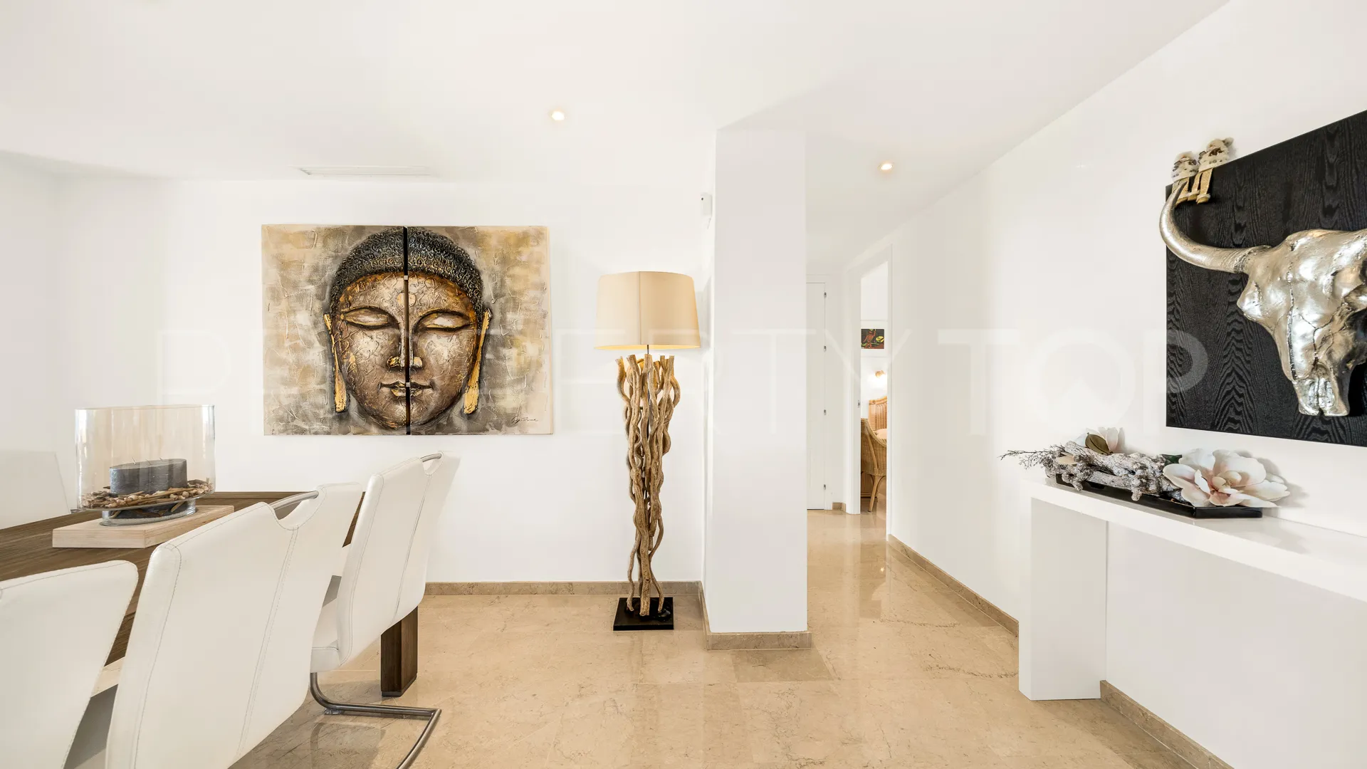 Apartment for sale in Elviria Hills with 3 bedrooms