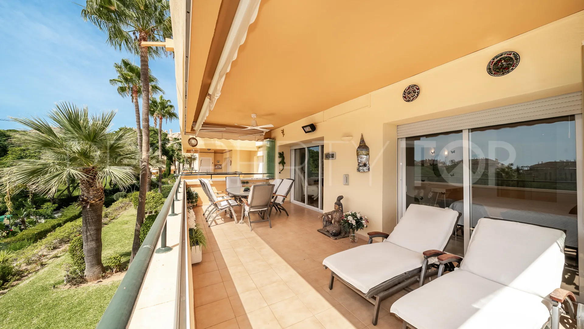 Apartment for sale in Elviria Hills with 3 bedrooms