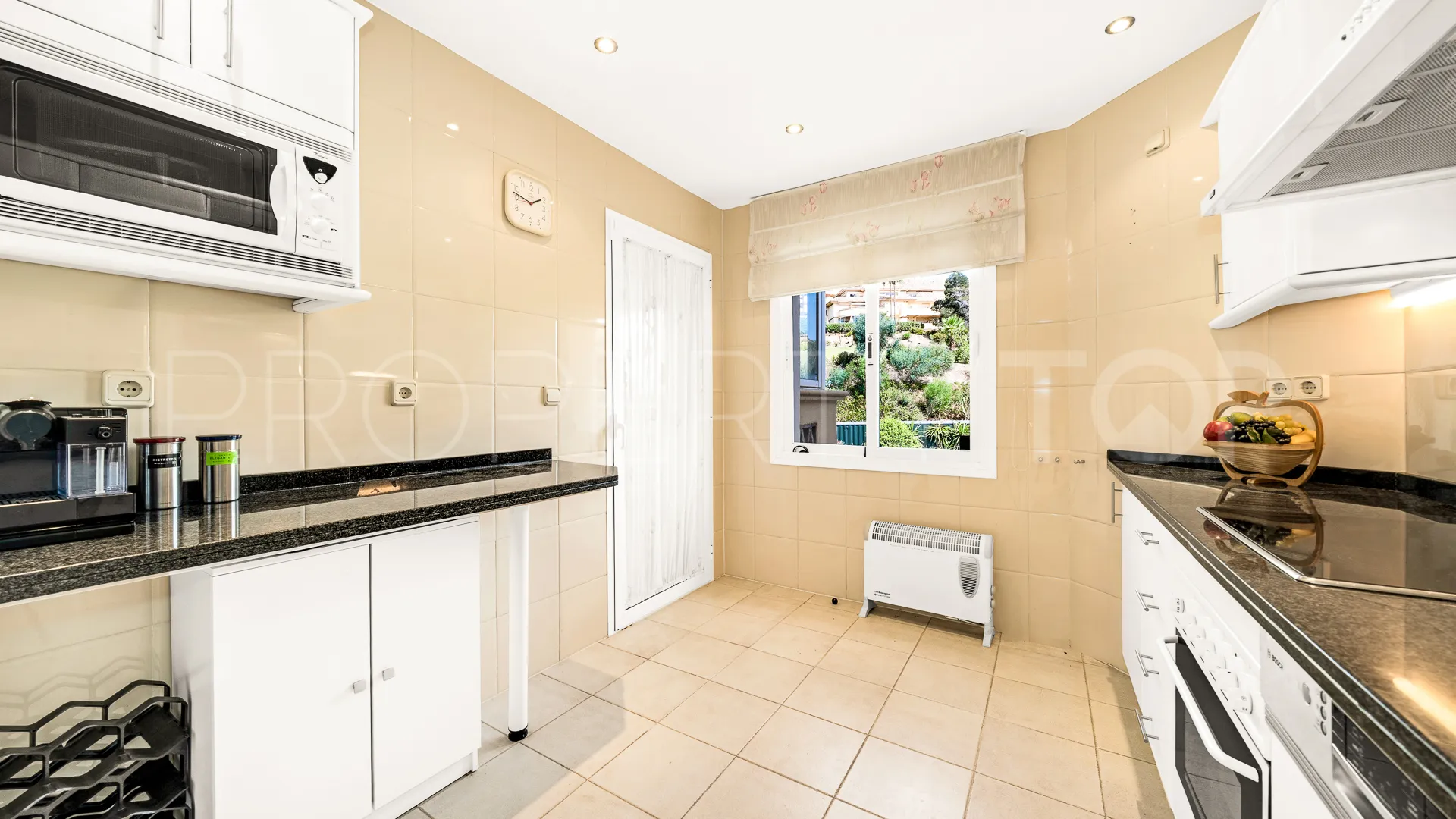 Apartment for sale in Elviria Hills with 3 bedrooms