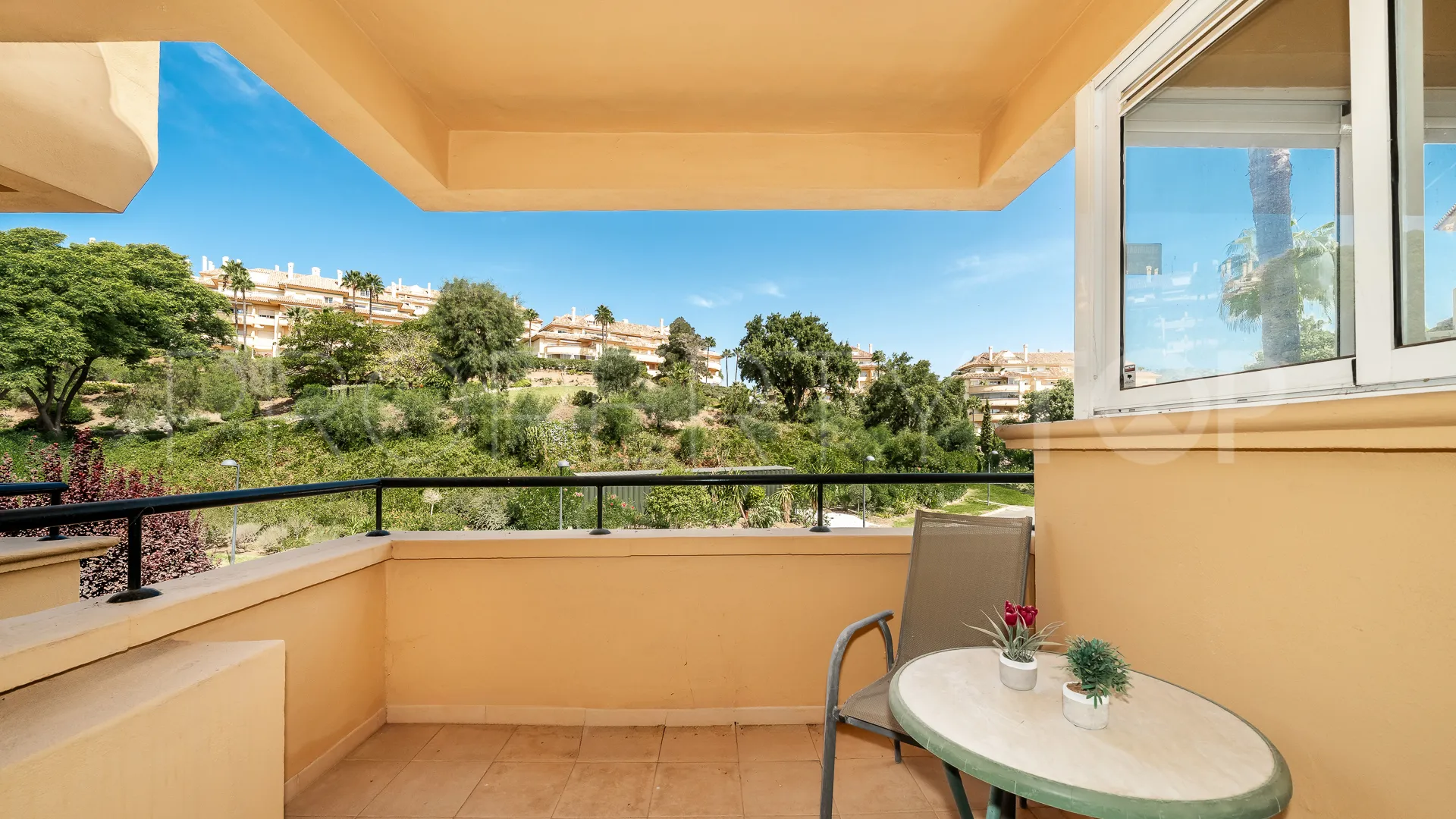 Apartment for sale in Elviria Hills with 3 bedrooms