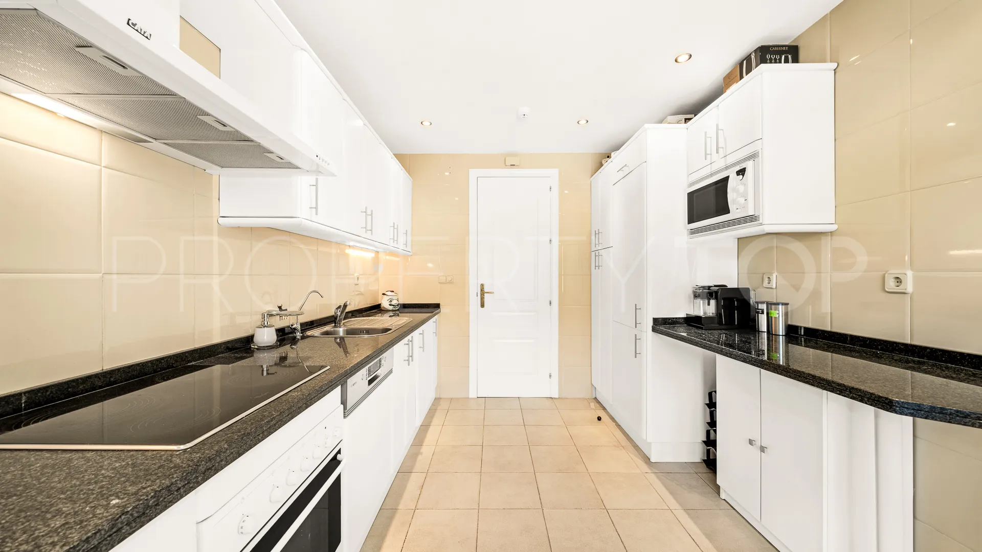 Apartment for sale in Elviria Hills with 3 bedrooms