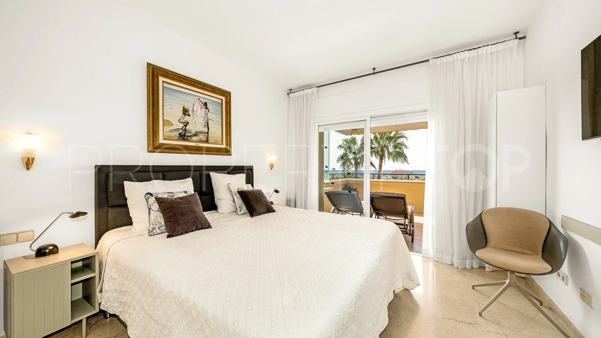 Apartment for sale in Elviria Hills with 3 bedrooms