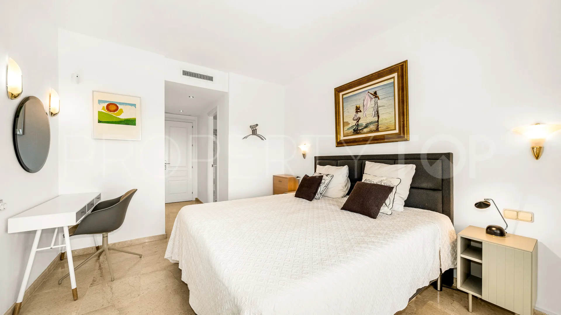 Apartment for sale in Elviria Hills with 3 bedrooms